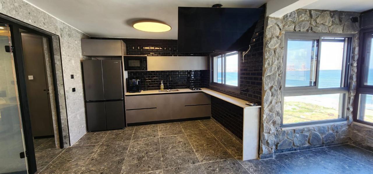 מבנים בים 75 Suites At Sea Haïfa Extérieur photo