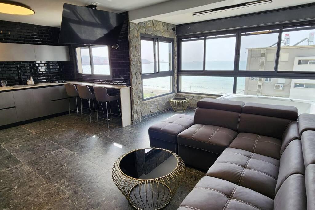 מבנים בים 75 Suites At Sea Haïfa Extérieur photo