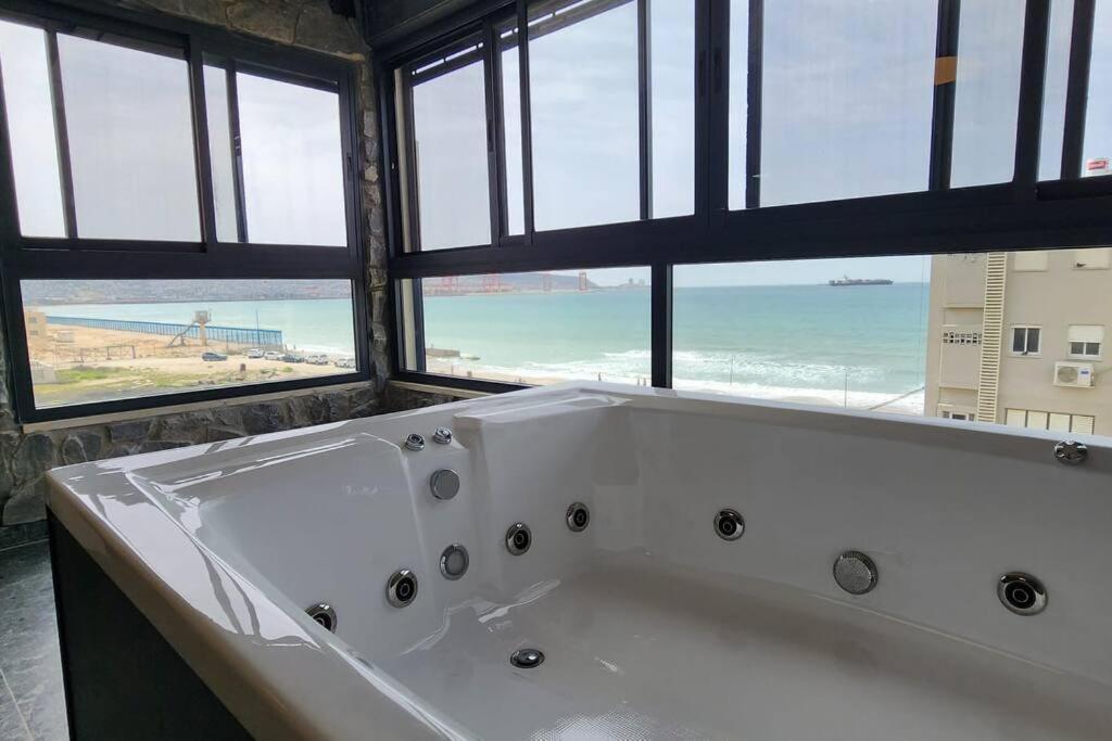 מבנים בים 75 Suites At Sea Haïfa Extérieur photo