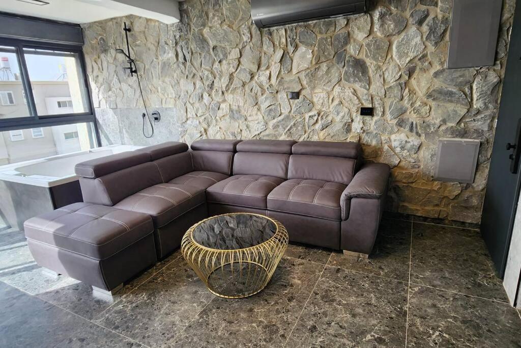 מבנים בים 75 Suites At Sea Haïfa Extérieur photo